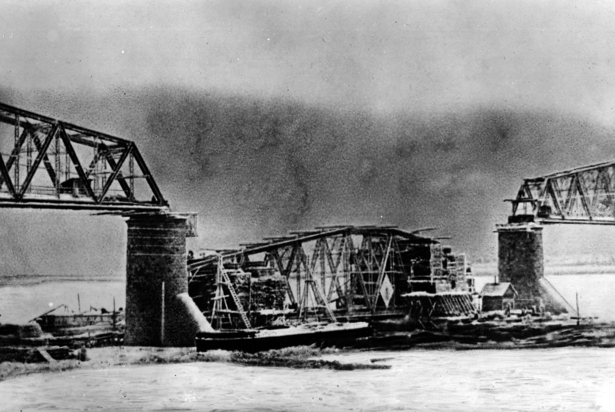 Разрушенный колчаковцами мост через р. Каму у г. Перми