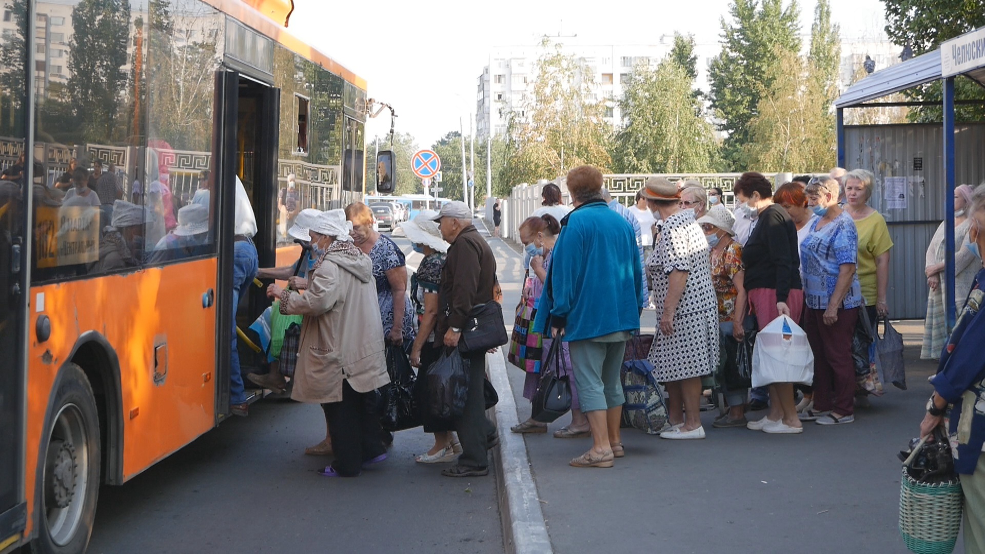 Выплата 75 тысяч дачникам оренбург. Дачный автобус. Дачники в автобусе. Дачники на остановке. Пенсионер на остановке.