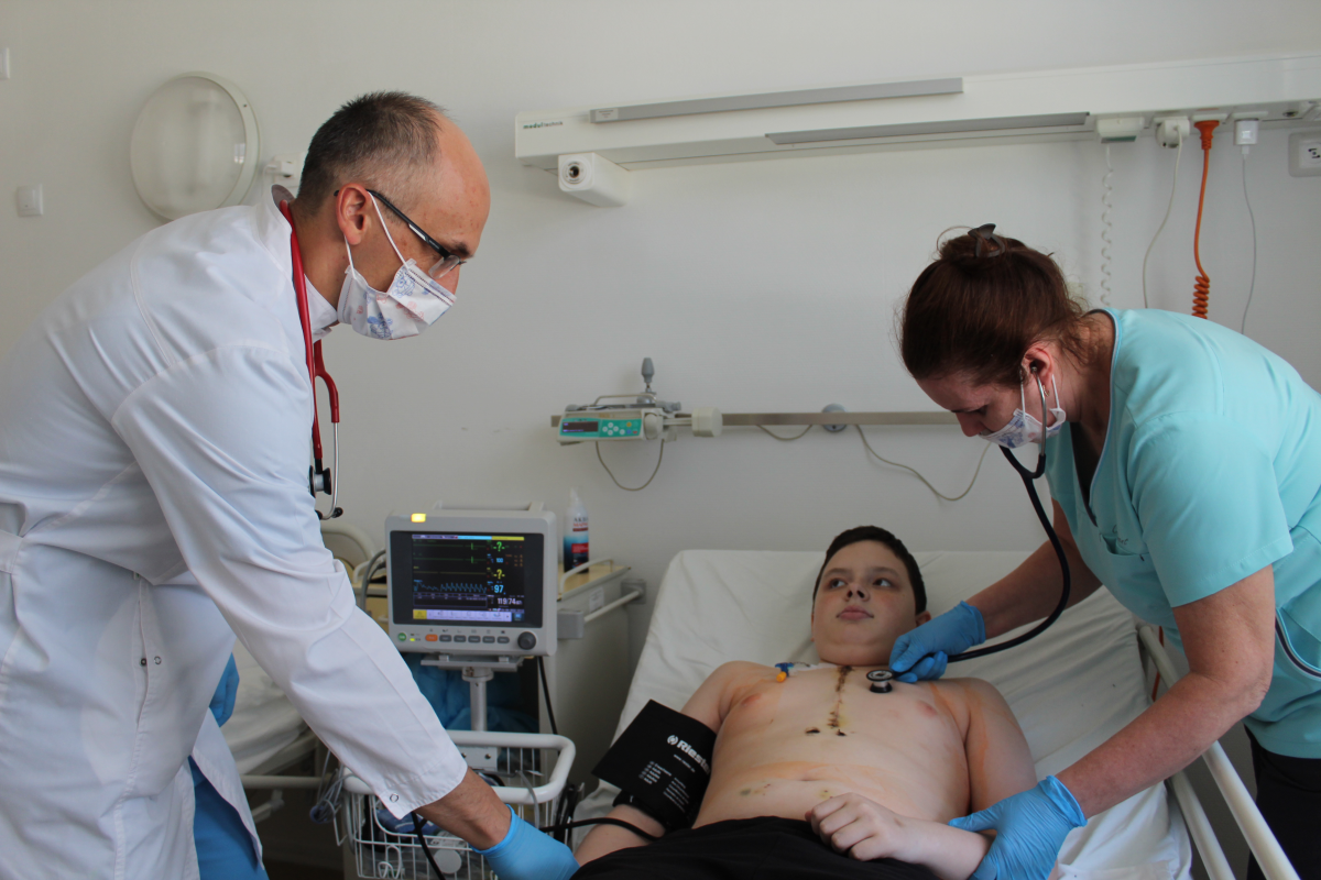 Большой юбилей Детские кардиологи Алексей Биянов и Елена Комарова осматривают мальчика Василия после операции