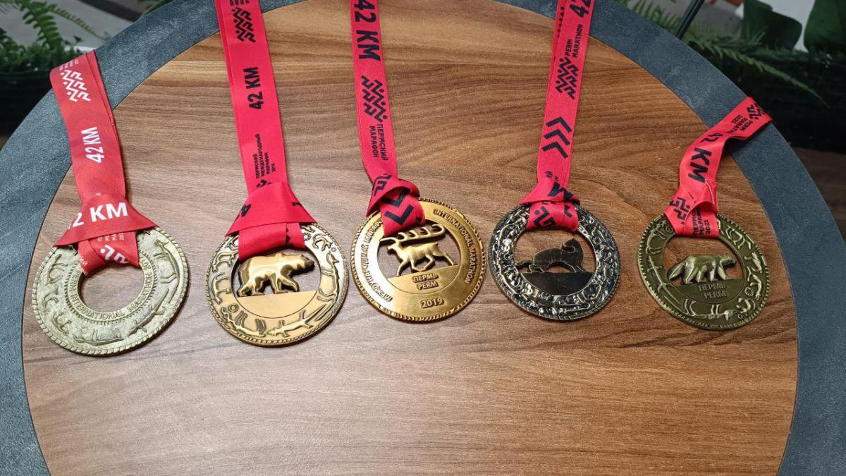 Медали Пермского марафона разных лет